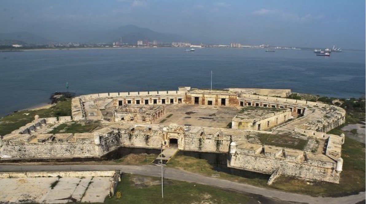 Este es el famoso Castillo de San Felipe en Puerto Cabello, una edificación defensiva construida por España en el siglo XVIII. Muchas veces a lo largo de la historia nacional fue usada como prisión. En él padecieron encierro algunos de los mejores hombres de Venezuela. Allí
