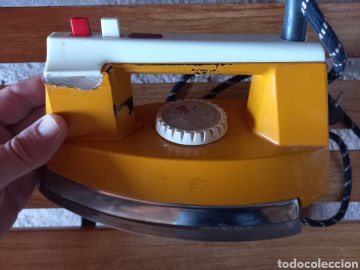 Padres de antes que jamás le compraron flores a su señora, pero que por San Valentín se dejaban caer con su lavadora Otsein de carga superior o su plancha Solac como Dios manda. Por una generación de gente noble que iba de frente. Sabed que aquí se os respeta muchísimo.