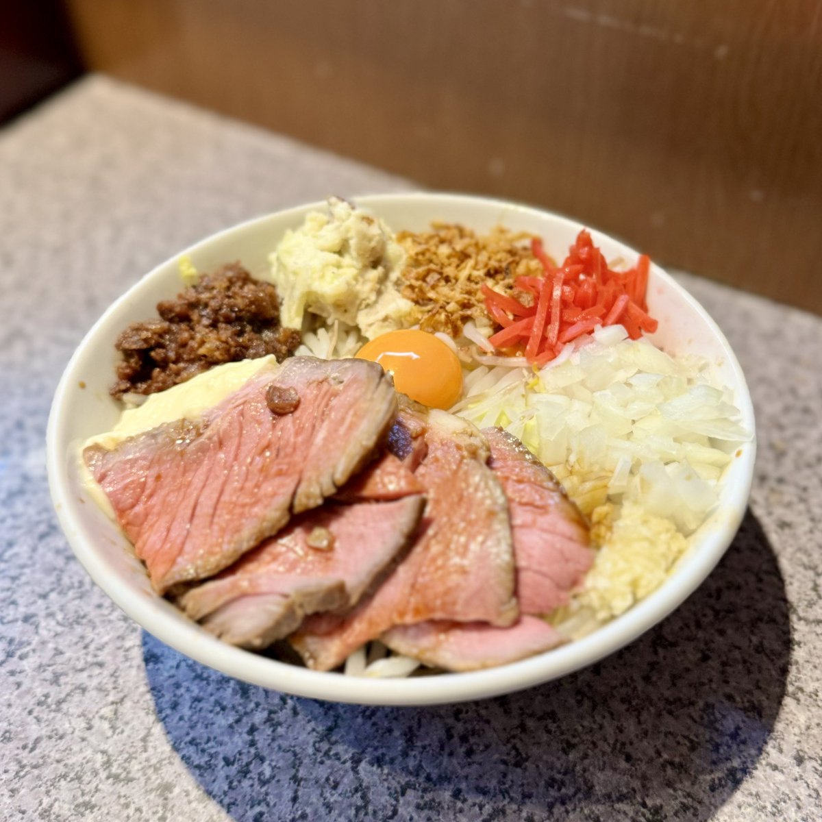 ラーメン宮郎@蒲田

ローストビーフまぜそば　1,250円

とっても贅沢な一杯✨
お値段お得すぎないかい？
ビシャル＆藤原店長、ごちそうさまでした🙏