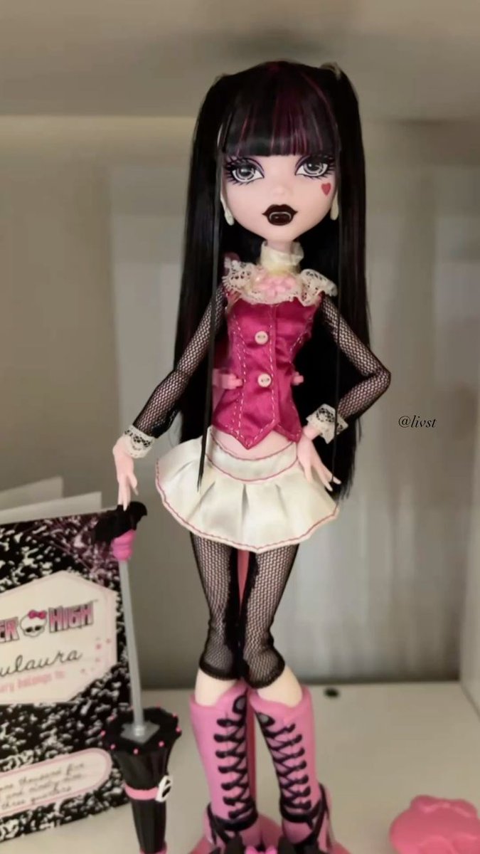ashyalien987's tweet image. My biggest thinspo is draculaura dolls I would kill to look like this 💔💔