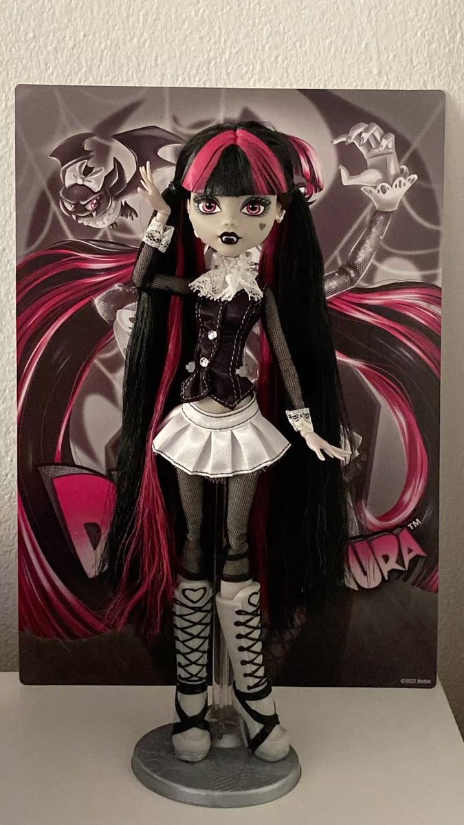ashyalien987's tweet image. My biggest thinspo is draculaura dolls I would kill to look like this 💔💔