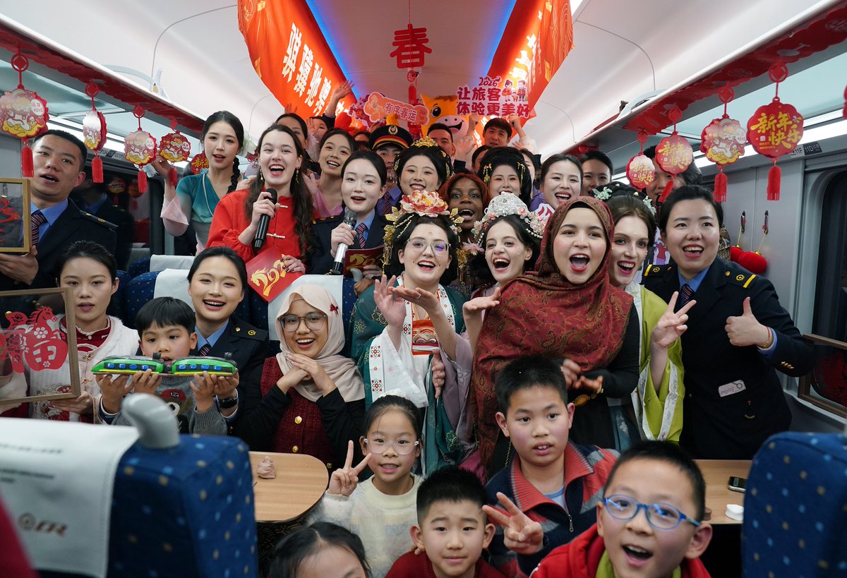 With the Spring Festival drawing near, a special "Chinese New Year Gala" was held on the D138 train from Nanchang, capital of east China's Jiangxi Province, to Fengtai District, Beijing.