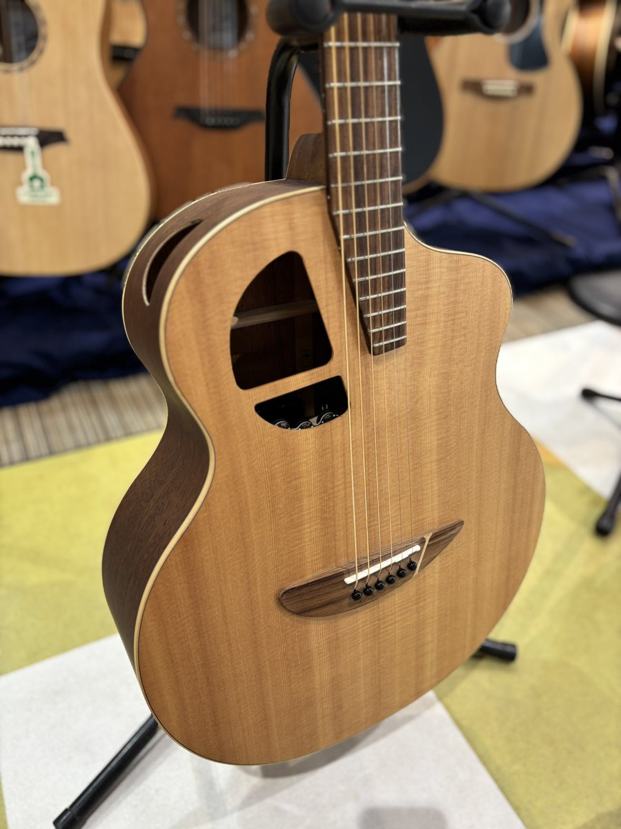 tenri_koriyama's tweet photo. 見た目が可愛い！L.Luthierギター💕🎸
軽くて持ちやすく、初心者さんでも安心🎶
ボディが小さめで女性にも人気です✨
弾きやすさ抜群、音もクリアで気持ちよく演奏できます🎵

店頭での試奏もOK🙌🏻
当店でご購入いただくと5年間無料調整保証付き🤩✨
ご来店お待ちしております！
#エルルシアー #アコギ https://t.co/vyIS53ojqJ