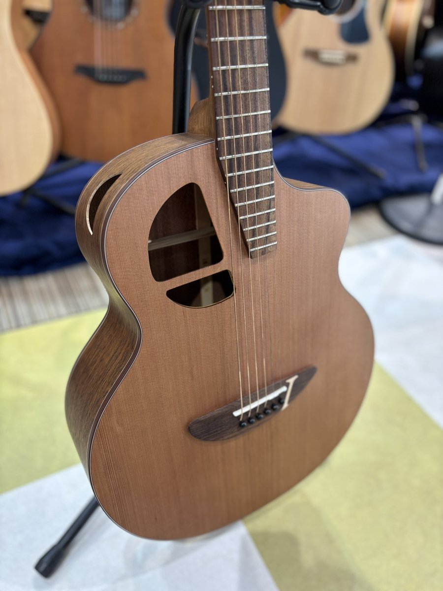 tenri_koriyama's tweet photo. 見た目が可愛い！L.Luthierギター💕🎸
軽くて持ちやすく、初心者さんでも安心🎶
ボディが小さめで女性にも人気です✨
弾きやすさ抜群、音もクリアで気持ちよく演奏できます🎵

店頭での試奏もOK🙌🏻
当店でご購入いただくと5年間無料調整保証付き🤩✨
ご来店お待ちしております！
#エルルシアー #アコギ https://t.co/vyIS53ojqJ