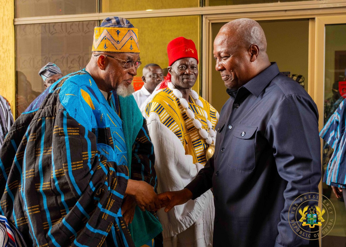 utvghana's tweet photo. Pe Ditundini Adiali Ayagitam III, Paramount Chief of the Chiana Traditional Area and President of the Upper East Regional House of Chiefs, led the Upper East Regional House of Chiefs in a courtesy call to President John Dramani Mahama at the Jubilee House. 

The visit highlighted the ongoing partnership between traditional authorities and the government in promoting peace, unity, and development.

#UTVGhana