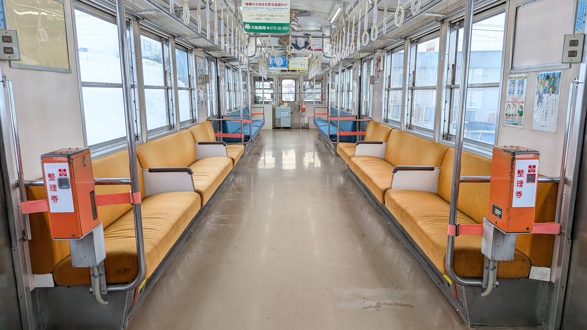 弘前から遠ざかるにつれて空いていく7000系車内。