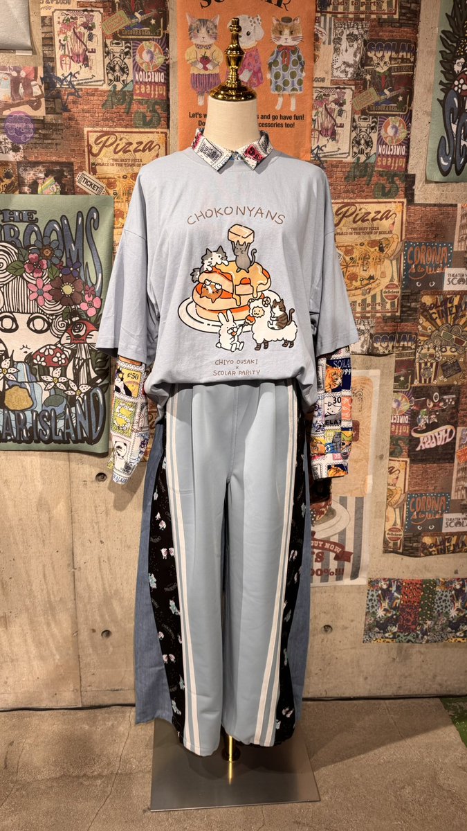 scolar_harajuku's tweet photo. こんばんは☂️
スタッフのならです🦖
本日は🌸桜咲千依さんコラボ第5弾 ちょこにゃんず ジャージ×デニム切替パンツ🐈🩵サックス🩵のコーディネートをご紹介します💫

Tシャツのインナーにもねこ柄のシャツを合わせてニャンだらけ😻ちょこにゃんず前面押しコーデです🐈💖🐈‍⬛ https://t.co/jbWEBbjuK2