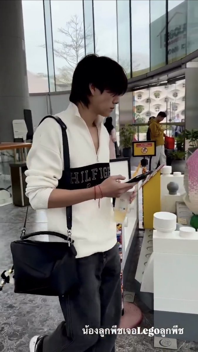 เสื้อ Tommy Hilfiger
กระเป๋า LOEWE 
มือถือ Samsung 

บุคคลที่ใช้ทุกแบรนด์ที่ตัวเองถืออยู่อย่างคุ้มค่าที่สุด