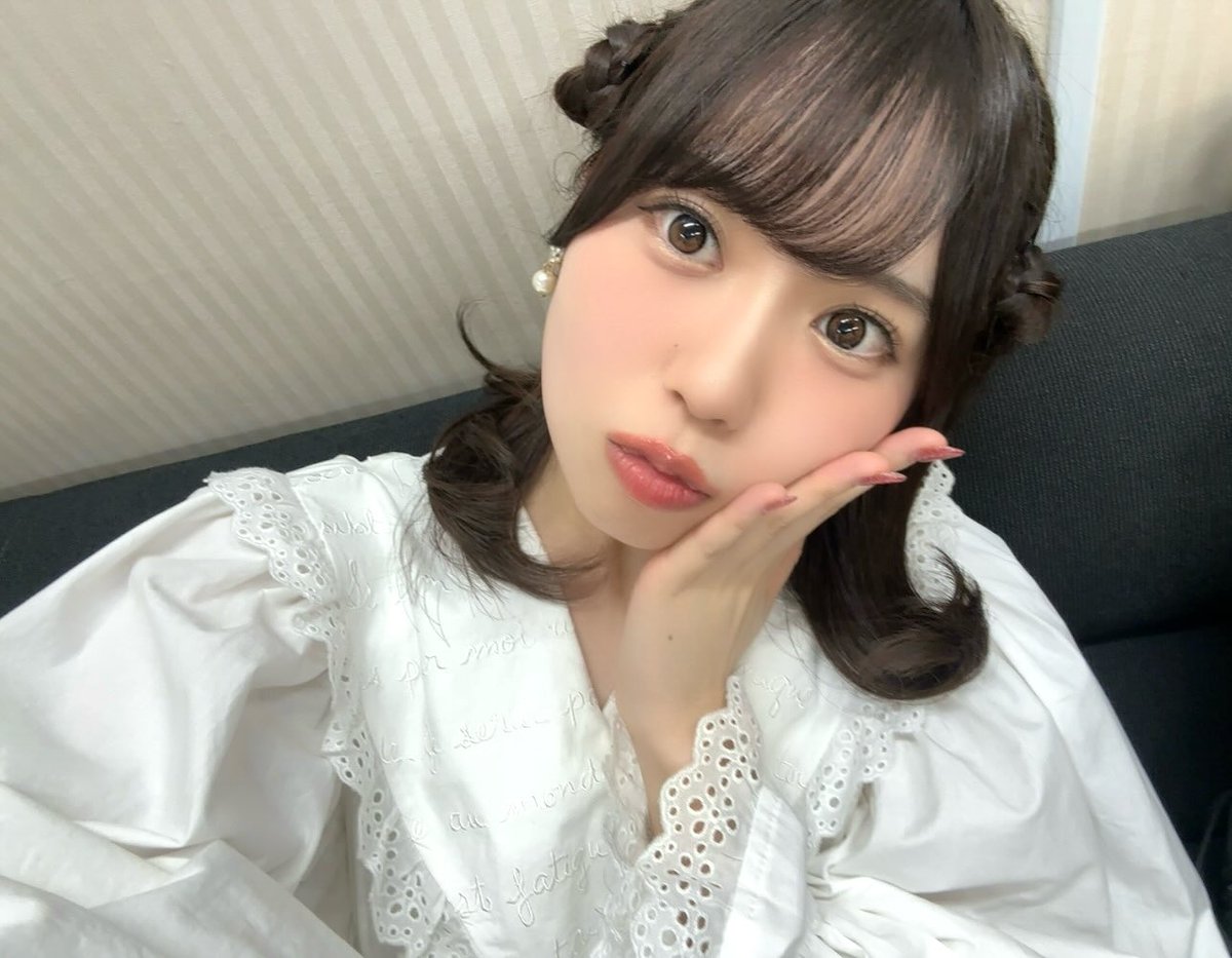 #伊達ラジ 公開録音 第一部
配信&amp;会場のみなさん
ありがとうございましたー！！🌷

自分でもびっくりするくらいの
不器用だったことを思い出しました🎂

真っ白お衣装でふわっと羊ヘアー🐏☺️

このあとの第二部も
よろしくお願いします！🌙