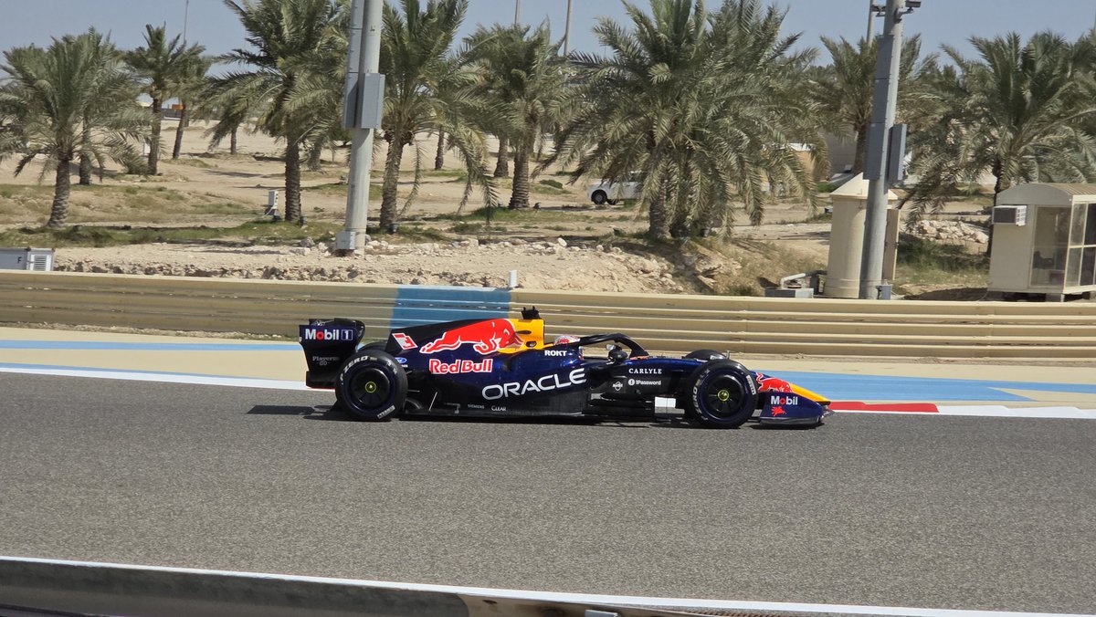 PatrickMoeke's tweet photo. Max Verstappen met de glimmende RB22 in Bahrein. Fraaie auto! #F1 #F1testing https://t.co/KHsszCtJuO