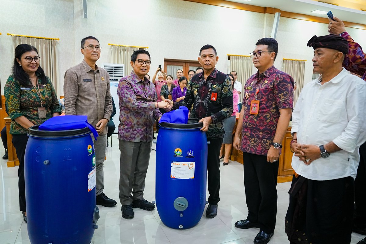 Distribusikan 677 Tong Komposter CSR

Bupati Badung Perkuat Pengelolaan Sampah dari Sumber. <a href="/prokompimbadung/">prokompimbadung</a> 
#pemkabbadung #prokompimbadung #badung #badungunggulmajusejahtera #saptakriyaadicipta

prokompim.badungkab.go.id/berita/distrib…