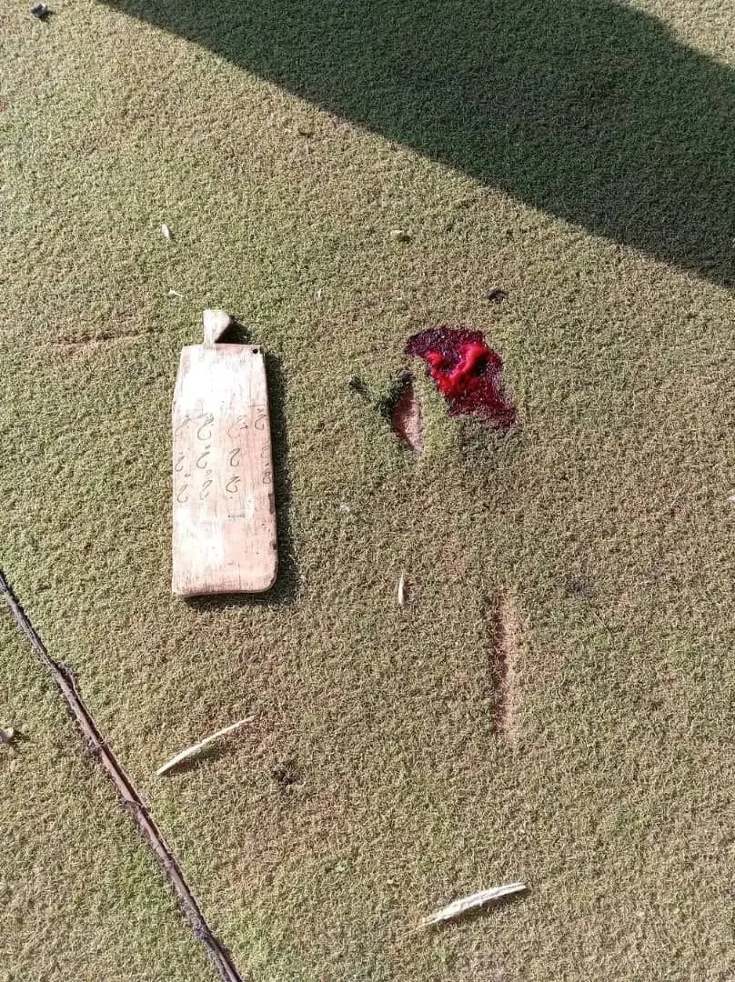 بعد الاستهداف.. صورة لأحد الألواح التي كانوا يكتبوا عليها القرآن.