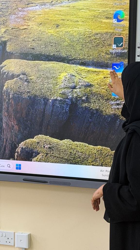 EduGovDhr7408's tweet photo. في الثامن من فبرايرأُقيمت ورشة تدريبية تناولت كيفية تفعيل الشاشات التفاعلية في العملية التعليمية.شمل التدريب جوانب بدءًا من استكشاف الشاشة التفاعلية وملحقاتها،ووصولاً إلى كيفية توظيفها لدعم العمليةالتعليمية والتعرف على السبورات التفاعلية (كـ تطبيق نور وغيرها).
#تعلم_مستدام https://t.co/4NMpAxA78I