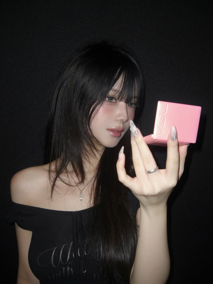 krr_nao's tweet photo. なんか濃…とか思ったけど実際に頬に載せるとめっっっっちゃかわいいなんだコレ😂ザ・ブルベカラーだけど使い方次第でイエベさんも無双できそう https://t.co/90b1cX3Bel