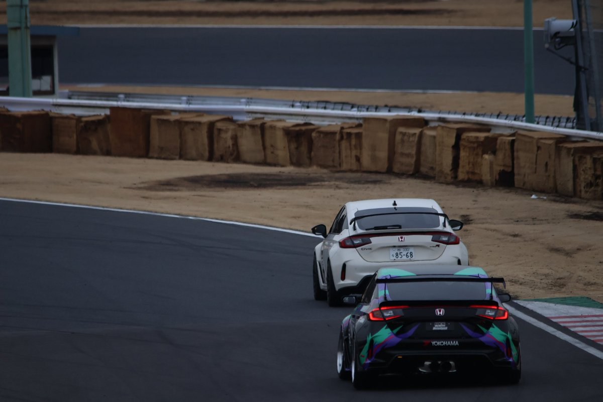 civictyper29's tweet photo. HKSデモカーとの貴重なコース上での2ショット
ちなみに秒でちぎられました。 https://t.co/IRKOuHgAcd