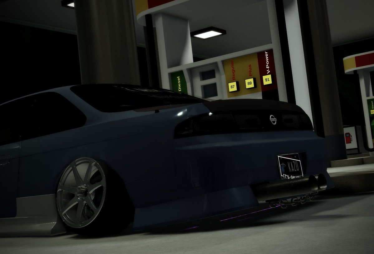 夜のガソリンスタンド….⛽