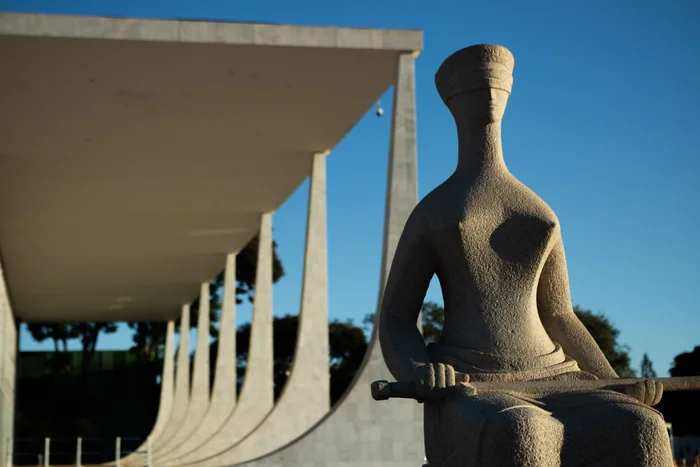 BlogdoNoblat's tweet photo. Penduricalhos milionários, atuação de familiares em processos, relação com lobistas, denúncias de assédio, suspeitas de venda de sentenças, falta de transparência. A credibilidade do Judiciário indo para o ralo e o STF e o CNJ parecem viver em outro país. Ética é só vale para os outros?