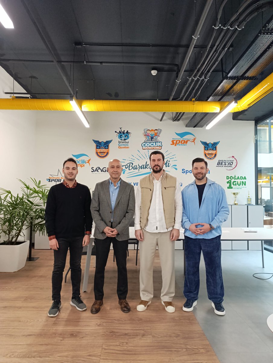 ibfkAkademi's tweet image. Futbol Akademi Direktörümüz Fatih İbradı ve Akademi İdari Menajerimiz Ömer Anaydın, Başakşehir Belediyesi Gençlik ve Spor Hizmetleri Müdürü Orhan Gazimehmetoğlu'na nezaket ziyaretinde bulundu.