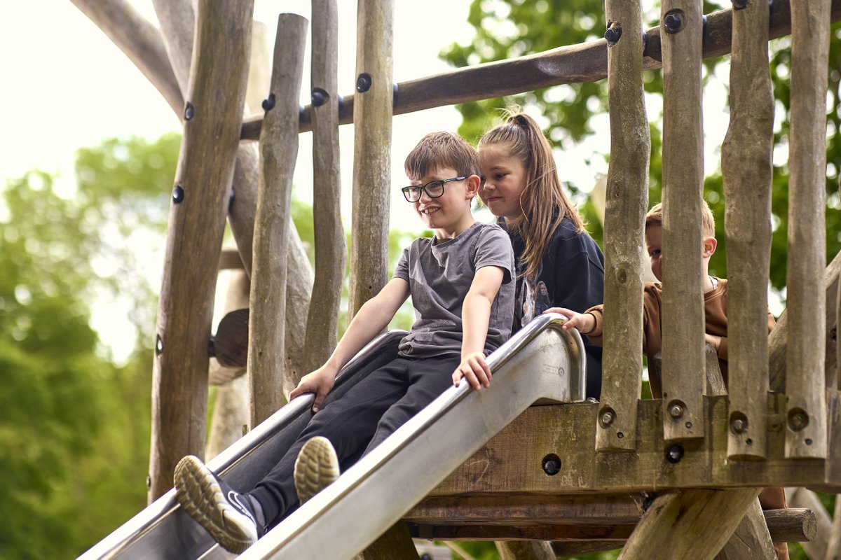 ExploreEssex's tweet image. It's nearly #halfterm! 👏😍
Enjoy some fresh air as a family or meet with friends at an #EssexCountryPark.
Pick up a hot drink, enjoy kids play areas, sculpture trails and wide open spaces.
Make the most of your park this school holiday. But maybe bring your wellies 😄