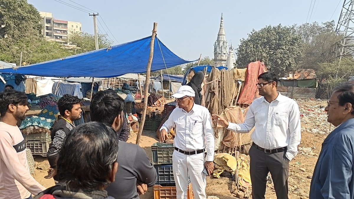 Namratakilpady's tweet photo. Change on the ground - literally. Finally able to see the soil in the green belt in Sec 55 because MCG  finally removed piles of illegally dumped waste. A refreshing change thanks to Jt Comm Ravinder Malik who initiated action.  @NayabSainiBJP @VipulGoelBJP @PradeepIAS_HR https://t.co/CgNaeUEMBt