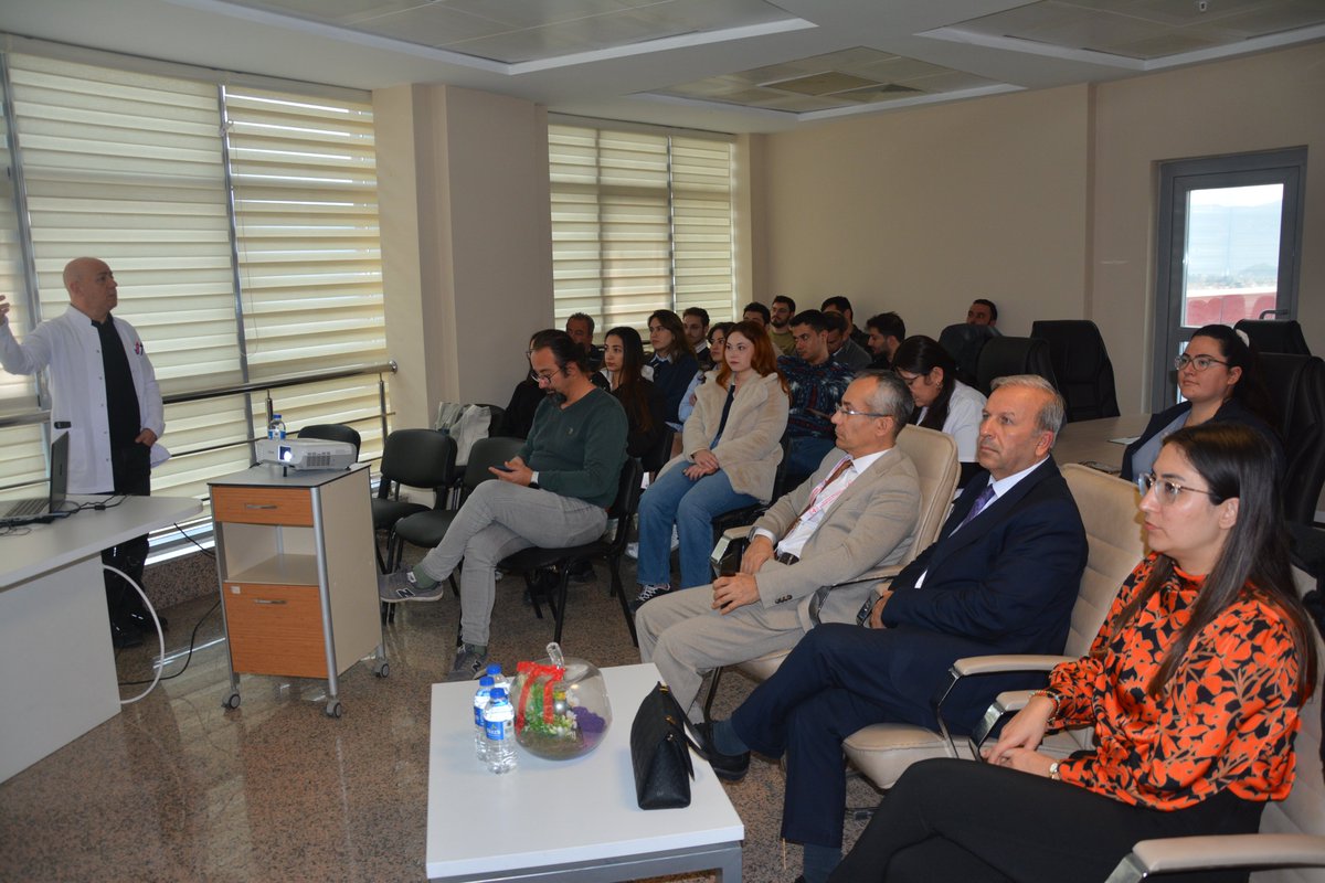 Ortaca, Dalaman ve Köyceğiz Devlet Hastaneleri el ele! 🤝Başhekimimiz Dr. İsa Kaya'nın koordinatörlüğünde, Köyceğiz Ortaca Dalaman Dr' larımızla "Solunum Acilleri" eğitimini gerçekleştirdik.🩺
Hastanelerarası iş birliğimizi her ay düzenli eğitimlerle güçlendirmeye kararlıyız.🏥✨