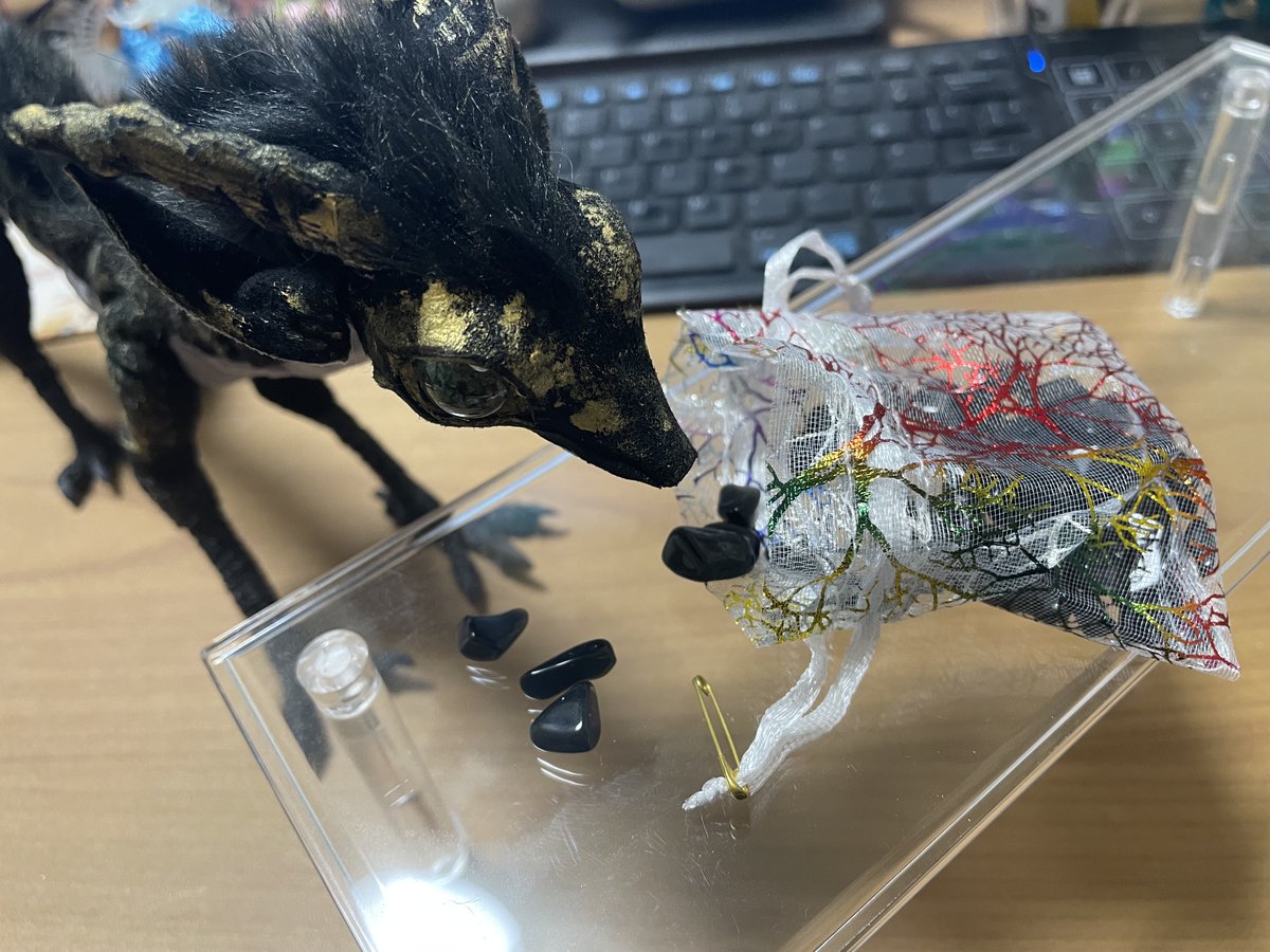 beloperone_3's tweet photo. #ドラゴンとまぼろしのけもの達展10 で和龍2体をお迎えしました🐉🐉
黒い子はTLで見て心に決めてたので嬉しい...！何とフード(ストーン)つき
白い子は衝動買いです　お顔がとてもキュート
2体とも絶対自然光で撮影したほうが良いんですが汚損する気しかなくてですね......いや本当に綺麗な目をしてる.. https://t.co/JC1UCO96Xh