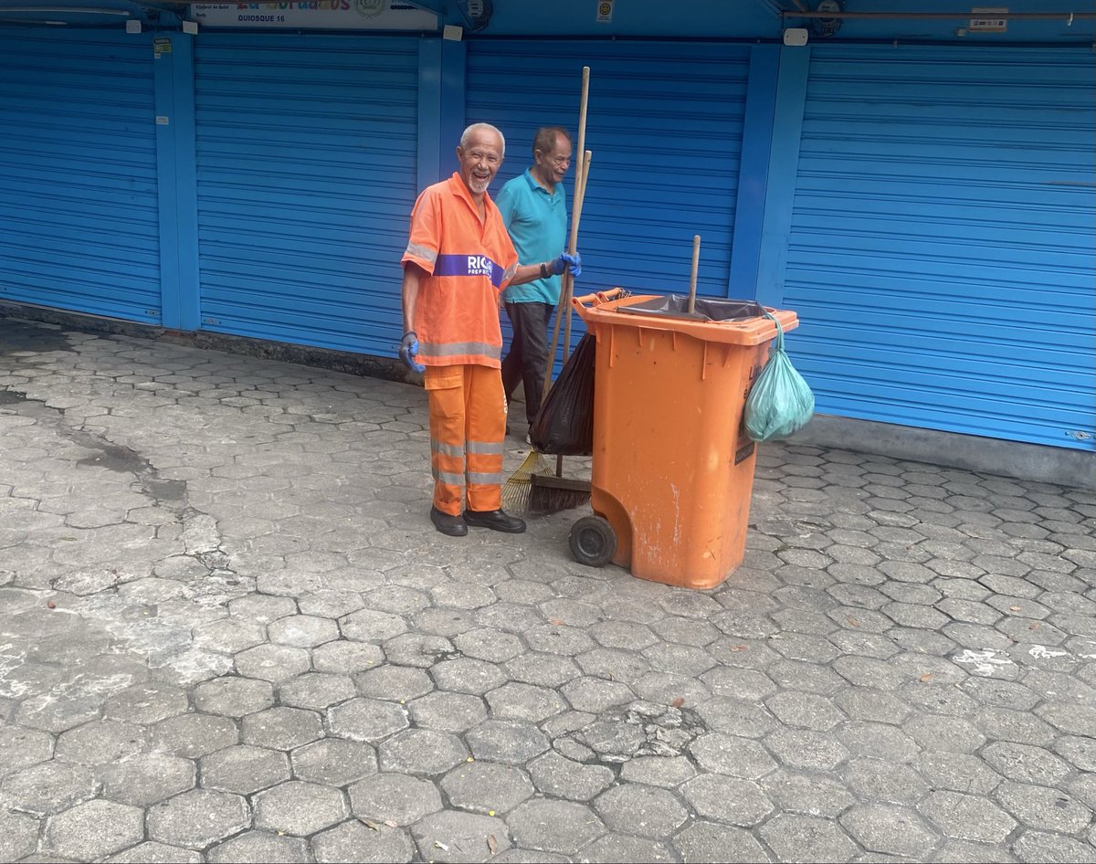 lecoliveira05's tweet photo. Eu em mais um dia de trabalho , confesso que não estava muito a fim de trabalhar hoje rsrs . Me deparo com essa linda imagem esse coração de folhas que caíram da árvore aqui na estação de Botafogo e esse Gari já um Senhor, fez essa “ obra de arte “ ele fez do “ lixo “ um luxo ! https://t.co/doAup1e2QX
