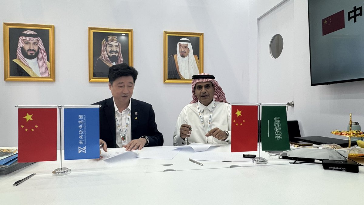 futuretrust_co's tweet image. رئيس مجلس الإدارة يوقع مع السيد جو هون رئيس القطاع الدولي في شركه جينسنق كاثي انترناشيونال قروب اتفاقية لانشاء مصنع ملابس عسكري وملابس خاصه للحمايه المدنيه وبعض المعدات العسكرية ونقل وتوطين التقنية فى المملكة العربية السعودية بعد اخذ الموافقات اللازمة