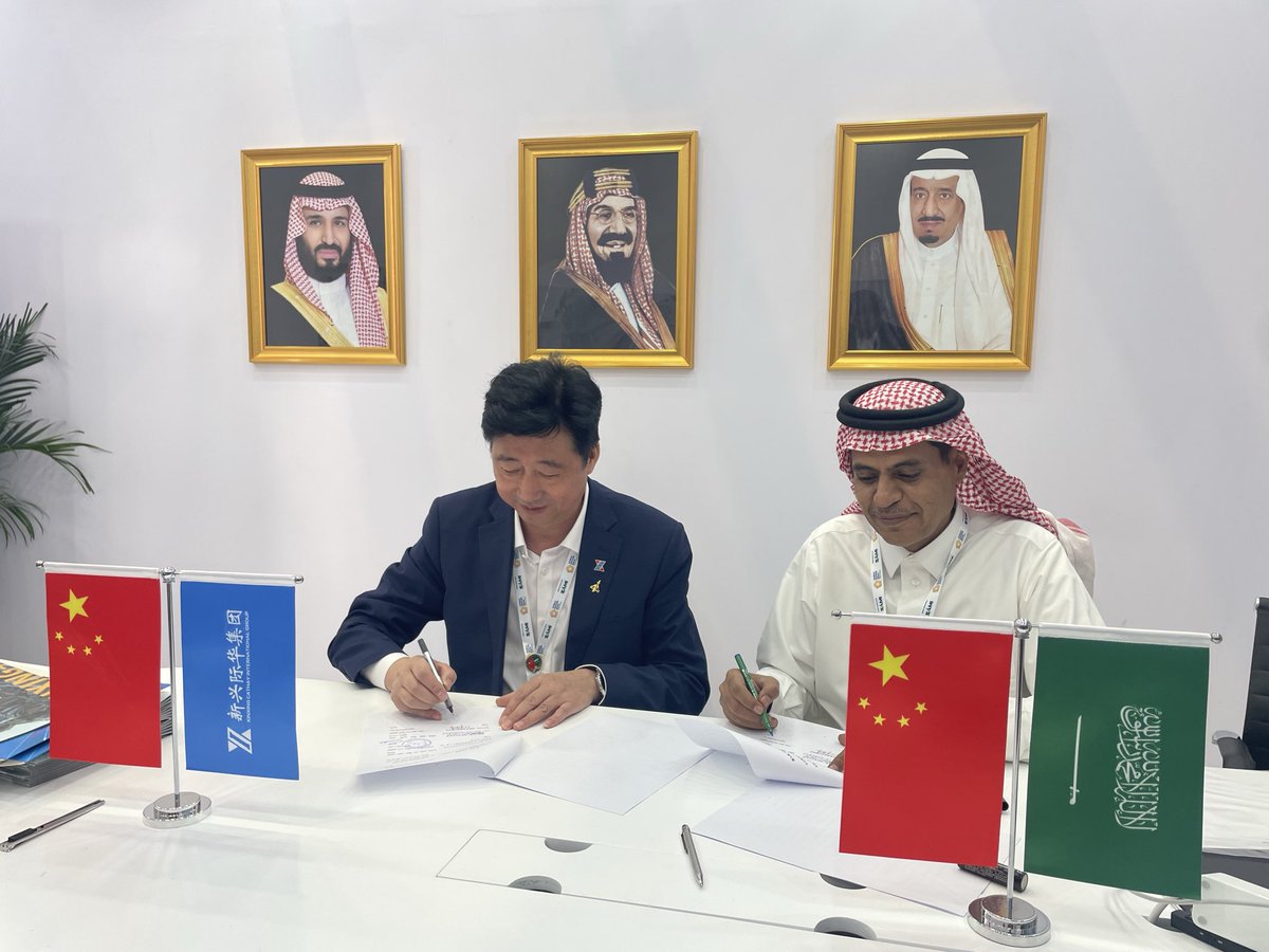 futuretrust_co's tweet image. رئيس مجلس الإدارة يوقع مع السيد جو هون رئيس القطاع الدولي في شركه جينسنق كاثي انترناشيونال قروب اتفاقية لانشاء مصنع ملابس عسكري وملابس خاصه للحمايه المدنيه وبعض المعدات العسكرية ونقل وتوطين التقنية فى المملكة العربية السعودية بعد اخذ الموافقات اللازمة