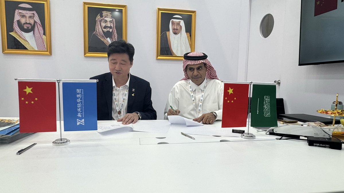 futuretrust_co's tweet image. رئيس مجلس الإدارة يوقع مع السيد جو هون رئيس القطاع الدولي في شركه جينسنق كاثي انترناشيونال قروب اتفاقية لانشاء مصنع ملابس عسكري وملابس خاصه للحمايه المدنيه وبعض المعدات العسكرية ونقل وتوطين التقنية فى المملكة العربية السعودية بعد اخذ الموافقات اللازمة