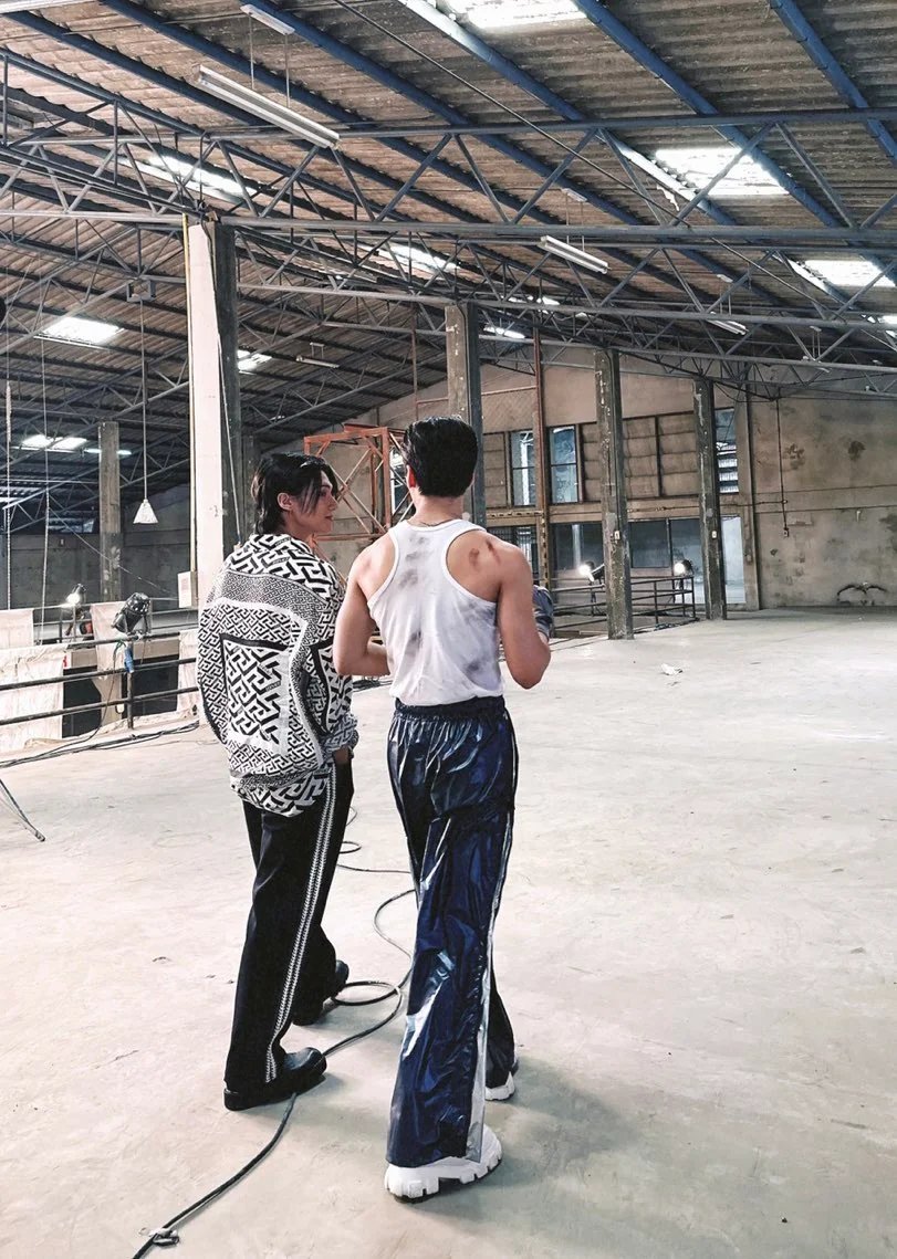 pickledmel0n's tweet image. Let's walk like this together forever 😭😭😭