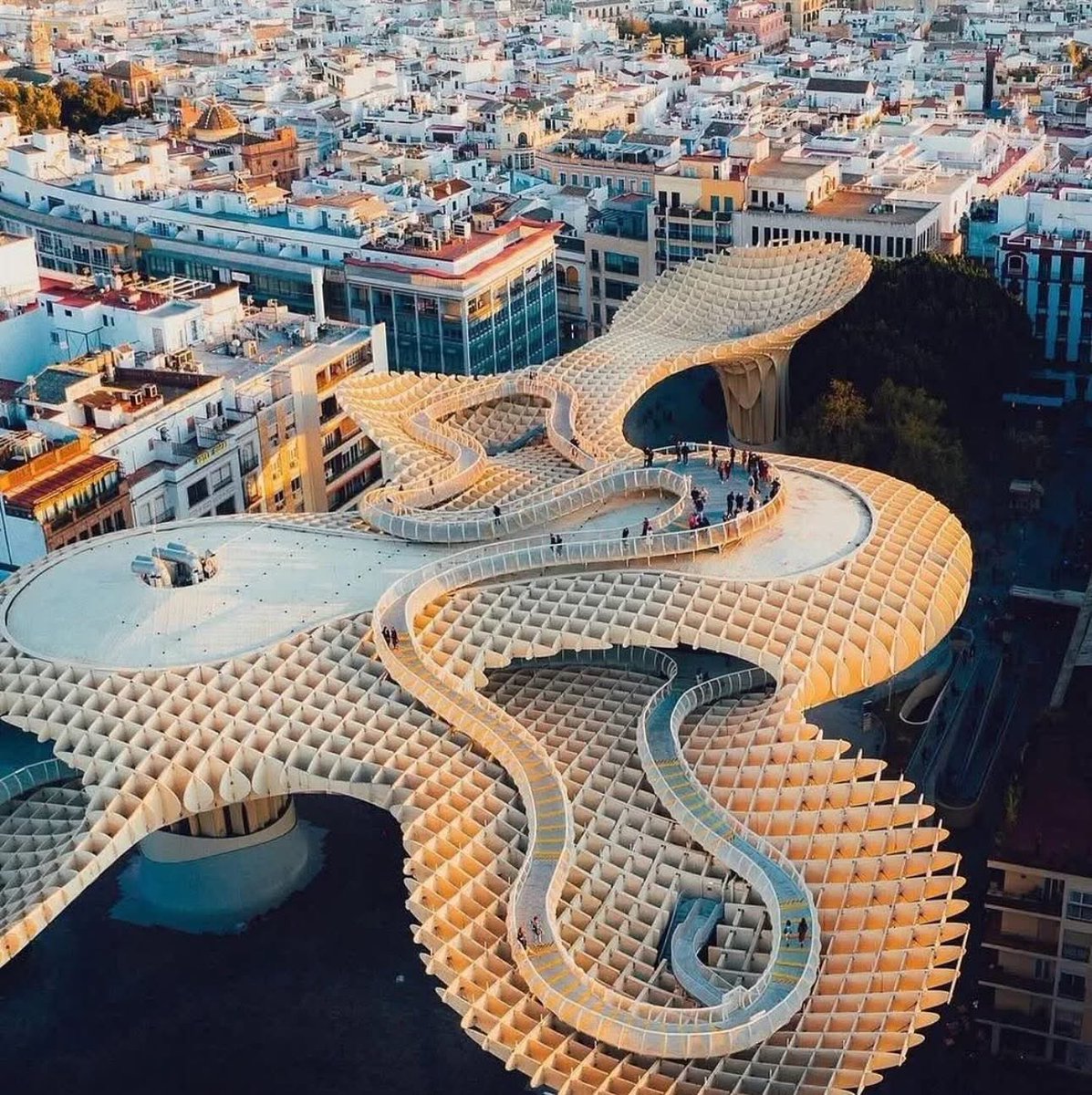 Las Setas de Sevilla, o Metropol Parasol, son una de las estructuras contemporáneas más audaces de España y un nuevo hito en el corazón histórico de Sevilla. Diseñadas por el arquitecto alemán Jürgen Mayer H. y con ingeniería de Arup, fueron inauguradas en 2011 sobre la Plaza de