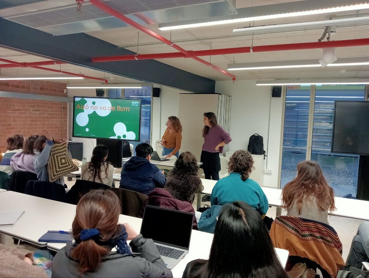 ciutatinvisible's tweet photo. Al #PostgrauESSCoop aprenem de l'Isabel Vilaseca i l'Erika Garcia de @SomEnergia, cooperativa d'usuàries i consumidores que aposta per transformar i democratitzar el model energètic. Amb més de 86.000 sòcies, és un actor clau per la transició energètica renovable i democràtica. https://t.co/ohNDTWKTNu