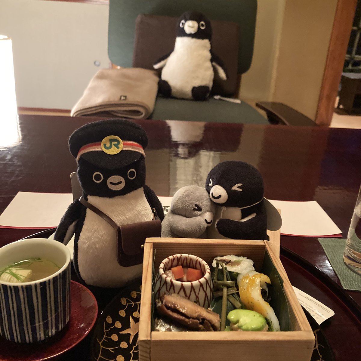 ありがたいお懐石をいただくぬっしーと
ペンず
上座にはペンギン神の化身が到来