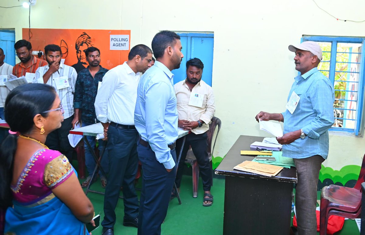 SanjayReddyAkul's tweet photo. @TelanganaCMO 
Hon'ble Chief Minister 
Govt.of Telangana

Respected Sir
Jagtial District Municipal Elections Polling process conducting peacefully under the Supervision,guidance of Dist. Election Officer, Dist. Collector Respected Satya Prasad. 
VISITED METPALLY POLLING STATIONS https://t.co/4bNV86kPaV