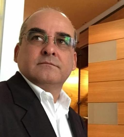 CIENTISTA É EXECUTADO POR PISTOLEIROS EM MANAUS
O professor Davi Said Aidar (foto), da Universidade Federal do Amazonas (UFAM), especialista em abelhas nativas sem ferrão, foi assassinado no dia 6 passado por dois pistoleiros encapuzados em Manaus. "Conversei" com ele algumas