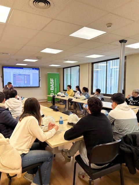 EdTbarcelona's tweet photo. Dins de les JT de l’EdT l’alumnat de 1er Química Industrial hem visitat BASF, empresa de tensoactius. Aquestes visites complementen els aprenentatges de l’aula. https://t.co/OKULrkaGL0