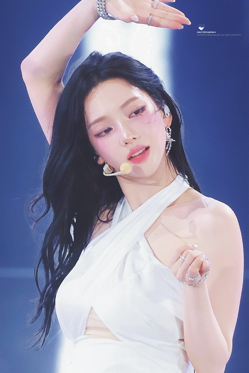 250920 🐈‍⬛

#카리나 #KARINA 
#에스파 #aespa