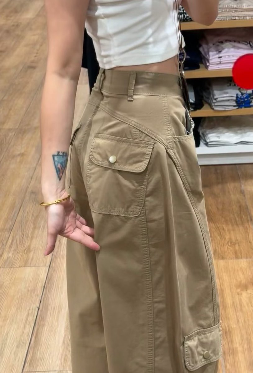 minishop702__'s tweet image. สั่งไปแล้วก็มาขอให้เปิดพรีอีกได้ไหมกันหลายคนมาก ไม่แปลกใจที่จะฮิตทั้งจีนและไทย ร้านเราเองขายไปแล้ว500+ ผ้าจึ้ง สีจึ้ง ทรงก็สวย แล้ว 299 นี่ราคาโครตคุ้ม 🦢