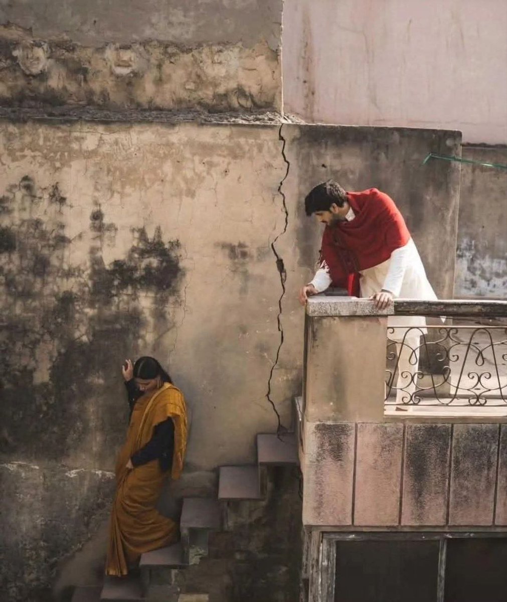 कोई शख्स बड़ा ही करीब आकर दूर हुआ है मुझसे

इस लिए मुझे अब किसी की नज़दीकियां पसंद नहीं...

❤️‍🩹🫠🍂