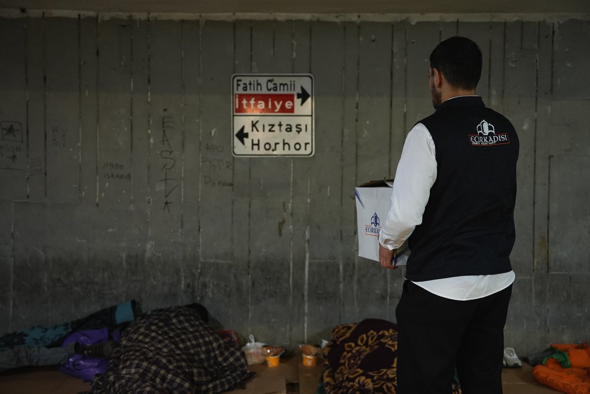 Ecir Kapısı Derneği olarak, genç gönüllülerimizle birlikte evsizlere ikramlarda bulunduk.

Rabbimiz onların sıkıntılarını tez zamanda tamamıyla gideresin ve yapılan hayırları kabul eylesin. 🤲