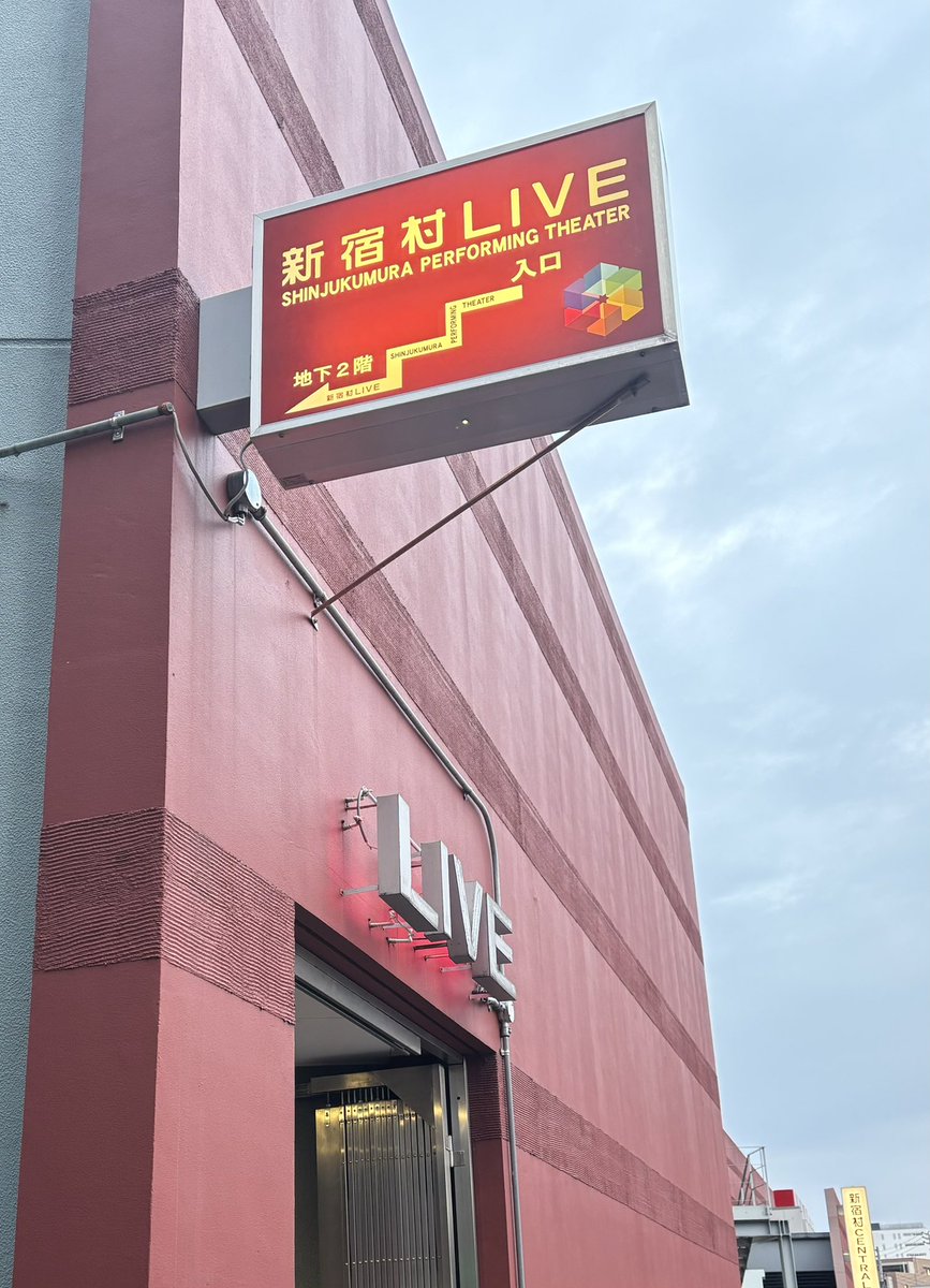 aipooh_0114's tweet image. 言葉はなく全てダンスで表現をする
こんなにも心に響き感動するのかと
ダンスへの想いステージへの想い
きっとKENZOさんだからこそ
こんなにも心の奥底にまで響くのだと思った
ステージが見えなくなるから
必死に涙をこらえたけど
最後のISSAさんTOMOさんの言葉に
涙した🥹
#REASON #KENZO #ISSA #TOMO