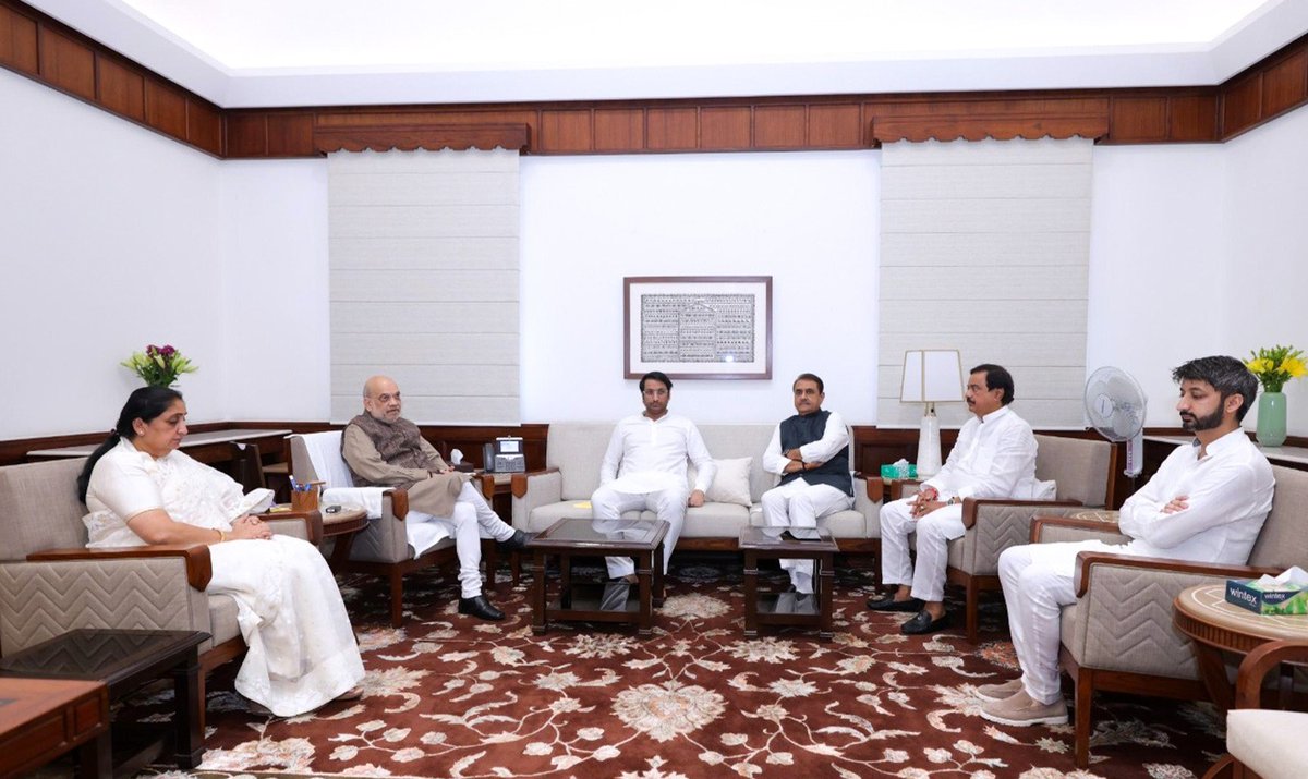 महाराष्ट्र राज्याच्या उपमुख्यमंत्री पदाची शपथ घेतल्यानंतर नवी दिल्ली येथे देशाचे गृहमंत्री मा.श्री. अमित शाह जी यांची सदिच्छा भेट घेतली.

<a href="/AmitShah/">Amit Shah</a>