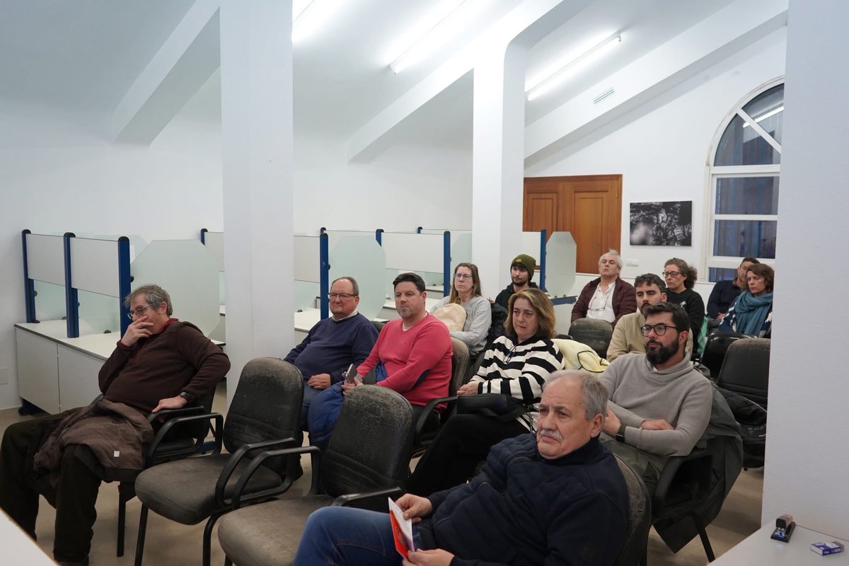 CRDOValdeorras's tweet photo. El @CRDOValdeorras se convertió en 2025 en el primero en firmar un convenio con el sello europeo #FireWine, desarrollado por el @ctforestal.

La investigadora Soazig Darnay explicó ayer el proyecto a las bodegas, más en profundidad.

#investigacion #formacion #adegas #bodegas https://t.co/mniGRUxS9x
