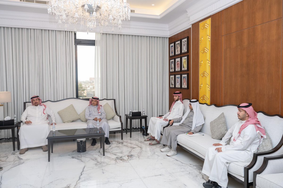 EasternEamana's tweet photo. #استثمر_بالشرقية 🏙️

وفد من المستثمرين من دولة الكويت الشقيقة🇸🇦 🇰🇼 يلتقي معالي أمين #المنطقة_الشرقية المهندس فهد بن محمد الجبير ، لبحث فرص الاستثمار في المدن الطبية والجامعات المتخصصة.🎓✨

بما يواكب الحراك الاقتصادي المتنامي ويعزز جاذبية المنطقة للاستثمارات النوعية.📈

#فرص
#الشرقية_أمانة
#الاستثمار_البلدي
#أمانة_المنطقة_الشرقية