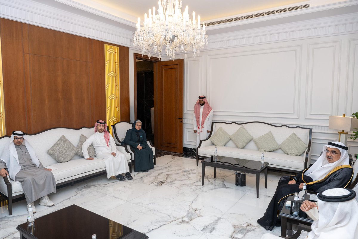 EasternEamana's tweet photo. #استثمر_بالشرقية 🏙️

وفد من المستثمرين من دولة الكويت الشقيقة🇸🇦 🇰🇼 يلتقي معالي أمين #المنطقة_الشرقية المهندس فهد بن محمد الجبير ، لبحث فرص الاستثمار في المدن الطبية والجامعات المتخصصة.🎓✨

بما يواكب الحراك الاقتصادي المتنامي ويعزز جاذبية المنطقة للاستثمارات النوعية.📈

#فرص
#الشرقية_أمانة
#الاستثمار_البلدي
#أمانة_المنطقة_الشرقية