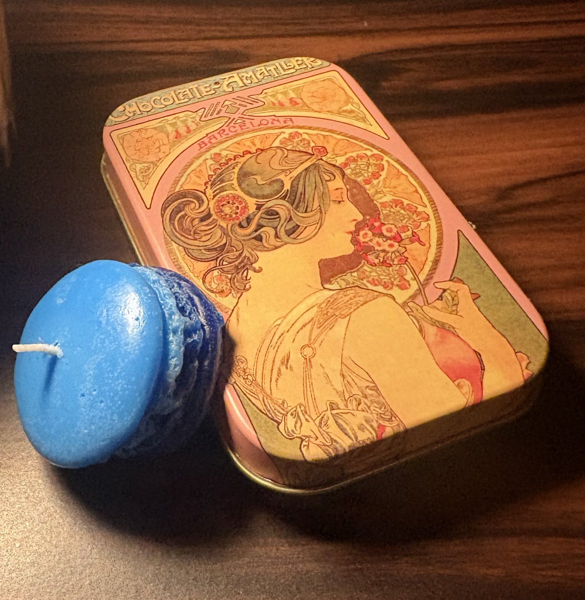 hakobunenomoriさんの
蝋燭展で
LOXさんの
可愛いマカロン蝋燭を購入させて
頂きました( * ॑꒳ ॑*)

火をつけると
あっという間に溶けちゃいそうだから
しばらくは鑑賞用
"(∩>ω<∩)"

ミュシャの缶は
紫穂さんにプレゼントした
チョコレート

#hakobunenomori
#蝋燭展