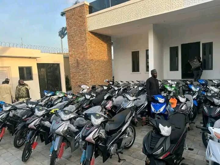 Here are some of the empowerments and support Ja’oji has been bringing to the people of Kano !

A thread 🧵