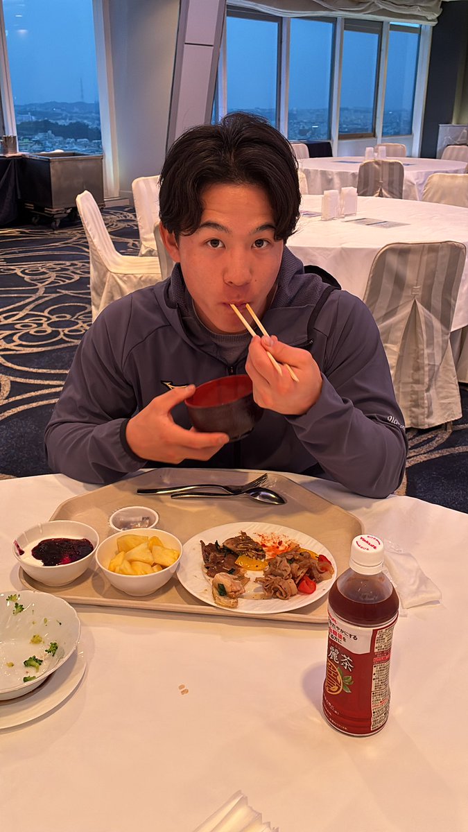 swallowspr's tweet photo. 今日のスワ飯はバランス重視のこの選手
箸も器用に左右バランスいいです‼️
#swallows
#燕心全開
#内山壮真
#スワ飯 https://t.co/0JDNjo3x3H