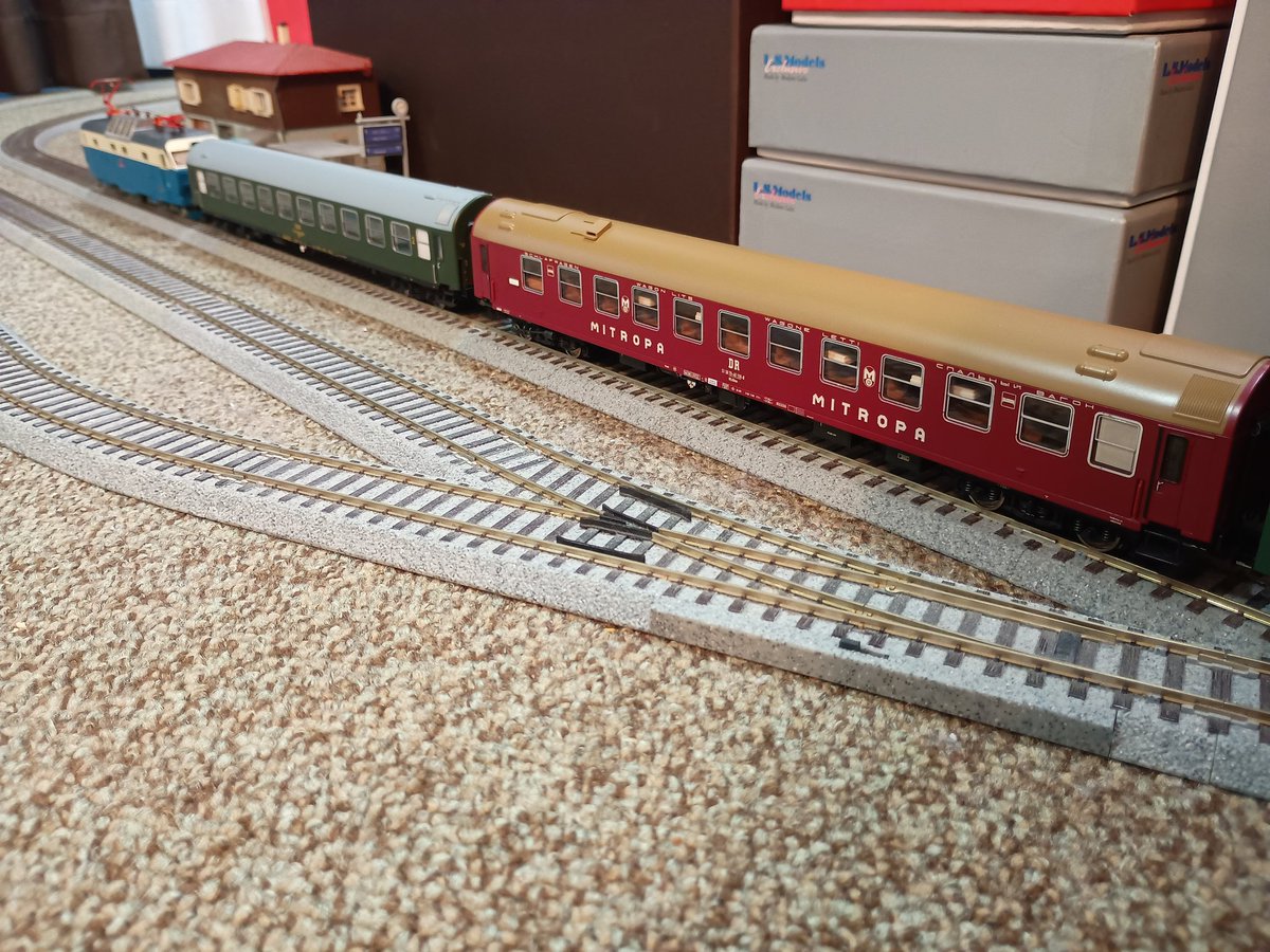 Yochan_Bahn's tweet photo. 1980年頃のパンノニア急行風ALL東欧な編成!
Pannonia Express (1980) -ish
ČSD ES499-0010
(Piko 5/6220)
& Passenger/Sleeping cars - ČSD/DR/BDŽ/MÁV
(Piko/Roco/Brawa/Sachsenmodelle/Rivarossi products)
#東欧チャンピオンカーニバル
#欧州型H0よ
#国境なき運転会
#night_train_Collection https://t.co/nZ78XG834O